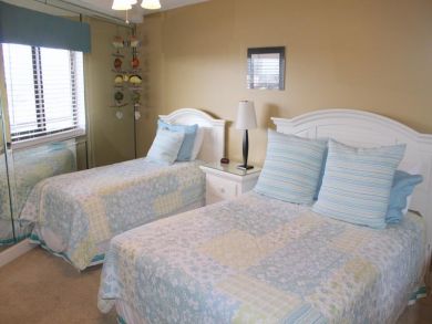 Bedroom - Queen and twin beds Bedroom - Queen and twin beds