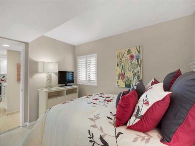 Bedroom - Queen bed