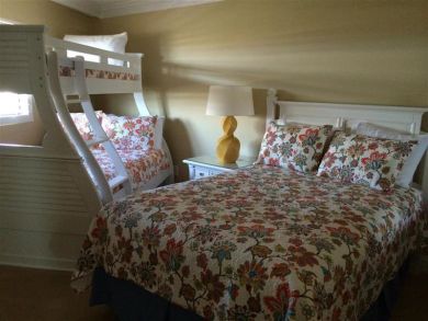 Bedroom - Bunk and twin beds
