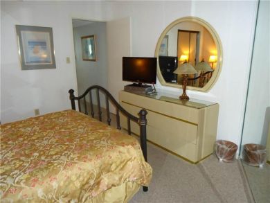 Bedroom - Queen bed