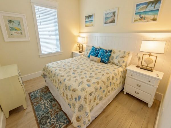 Anna Maria 6 bedroom Rental  1 Min to the Beach!