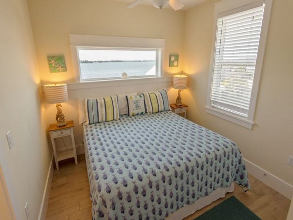 Anna Maria 6 bedroom Rental  1 Min to the Beach!