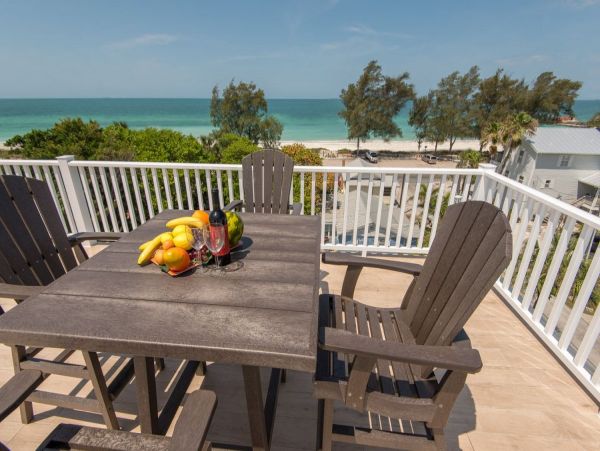 Anna Maria 6 bedroom Rental  1 Min to the Beach!