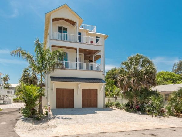 Anna Maria 6 bedroom Rental  1 Min to the Beach!