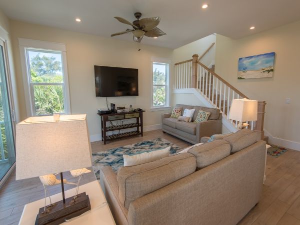Anna Maria 6 bedroom Rental  1 Min to the Beach!