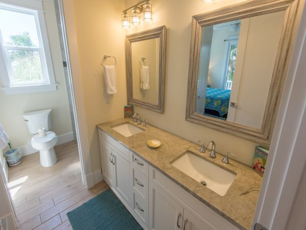Anna Maria 6 bedroom Rental  1 Min to the Beach!