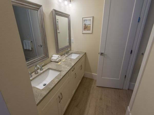 Anna Maria 6 bedroom Rental  1 Min to the Beach!