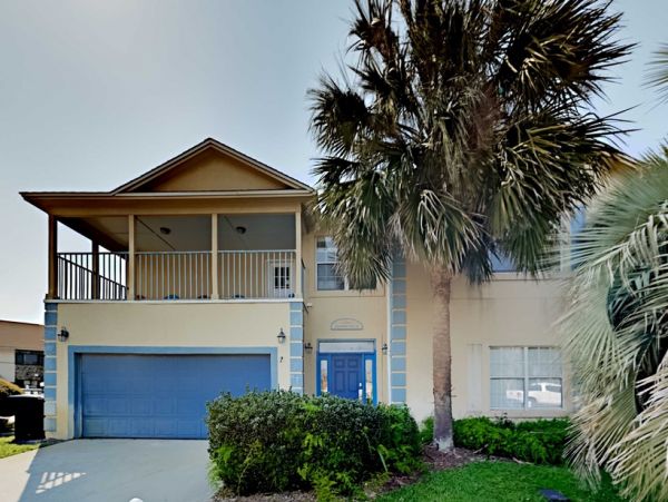 Miramar Six-Bedroom Home Stroll to Beach