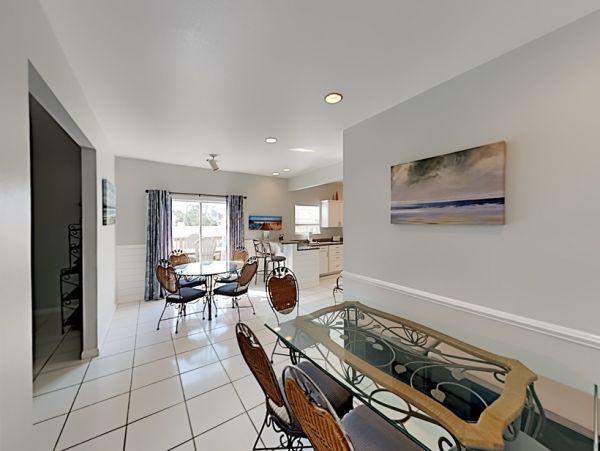 Miramar Six-Bedroom Home Stroll to Beach