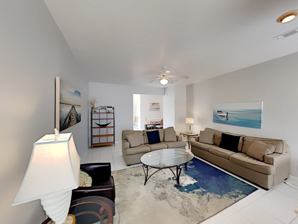 Miramar Six-Bedroom Home Stroll to Beach