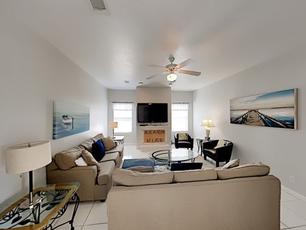 Miramar Six-Bedroom Home Stroll to Beach