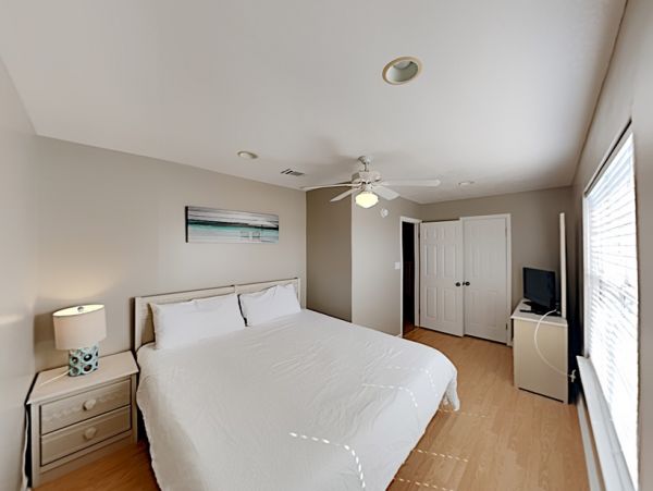 Miramar Six-Bedroom Home Stroll to Beach