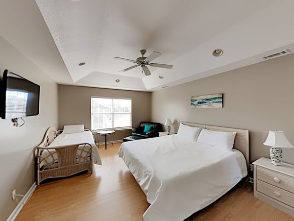 Miramar Six-Bedroom Home Stroll to Beach