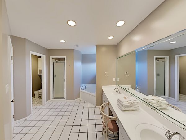 Miramar Six-Bedroom Home Stroll to Beach