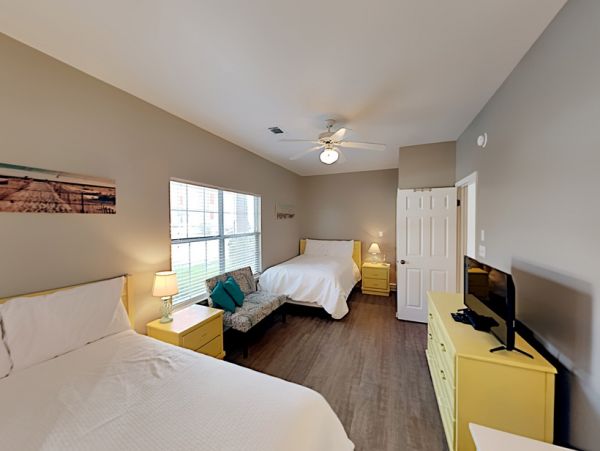 Miramar Six-Bedroom Home Stroll to Beach