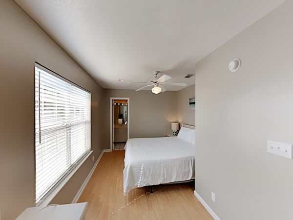 Miramar Six-Bedroom Home Stroll to Beach