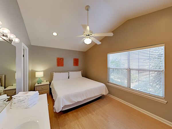 Miramar Six-Bedroom Home Stroll to Beach