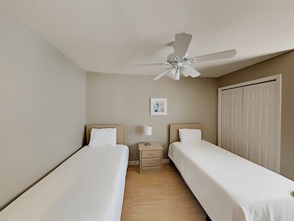 Miramar Six-Bedroom Home Stroll to Beach