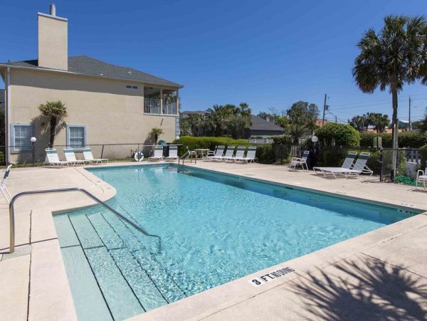 Miramar Six-Bedroom Home Stroll to Beach