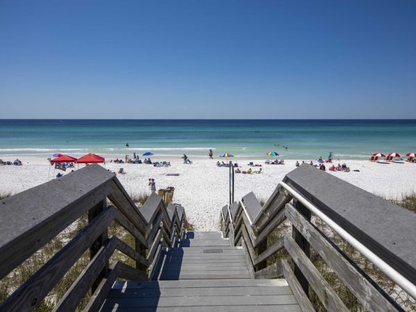 Miramar Six-Bedroom Home Stroll to Beach