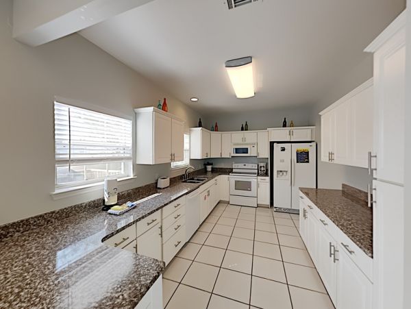 Miramar Six-Bedroom Home Stroll to Beach