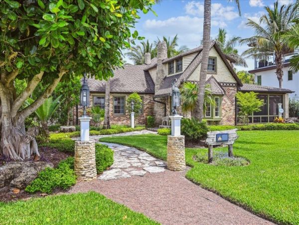 Anna Maria Island Vacation Home 2 houses from Beach Access