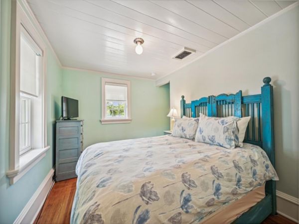 Anna Maria Island Vacation Home 2 houses from Beach Access