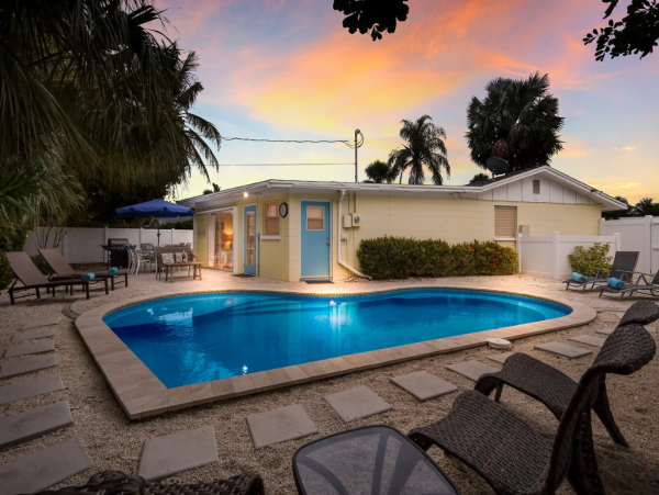 Holmes Beach Luxury Vacation Home 3 Bedrooms & Private Pool