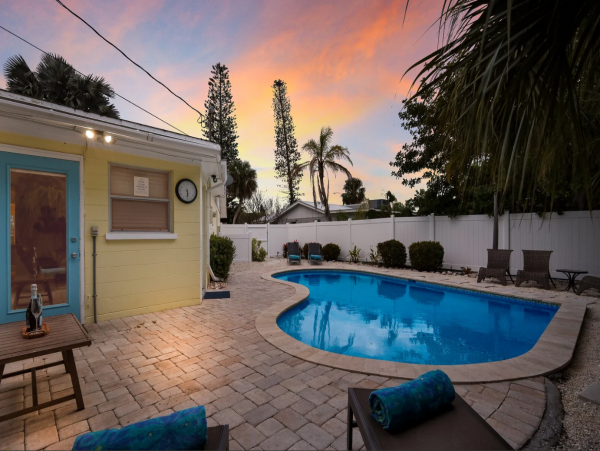 Holmes Beach Luxury Vacation Home 3 Bedrooms & Private Pool