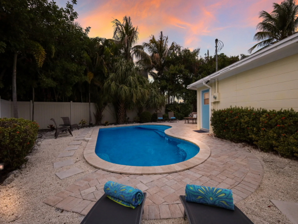 Holmes Beach Luxury Vacation Home 3 Bedrooms & Private Pool