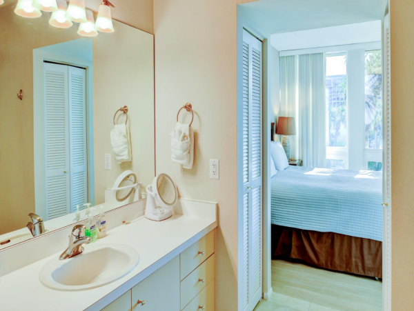 Lovely 2 Bedroom Longboat Key Condo