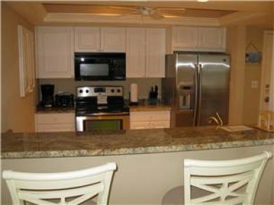 Equipped Kitchen with Bar Seating Equipped Kitchen with Bar Seating