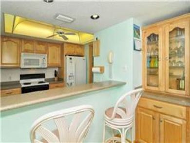 Well Equipped Kitchen with Breakfast Bar Well Equipped Kitchen with Breakfast Bar