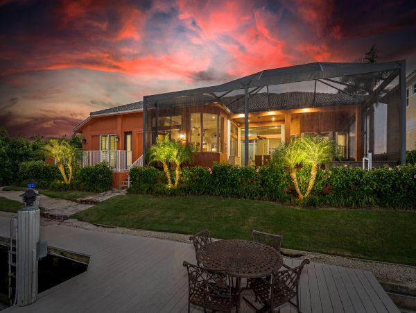 Spacious Canal-Front Home - Your Perfect Island Getaway