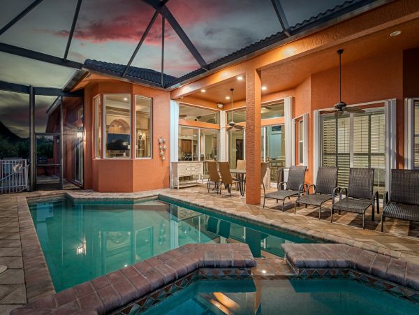 Spacious Canal-Front Home - Your Perfect Island Getaway