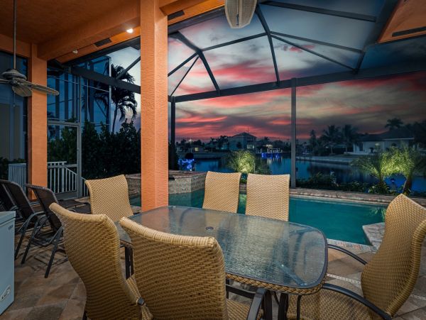 Spacious Canal-Front Home - Your Perfect Island Getaway