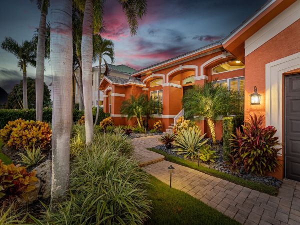 Spacious Canal-Front Home - Your Perfect Island Getaway