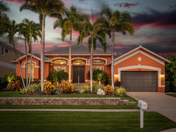 Spacious Canal-Front Home - Your Perfect Island Getaway