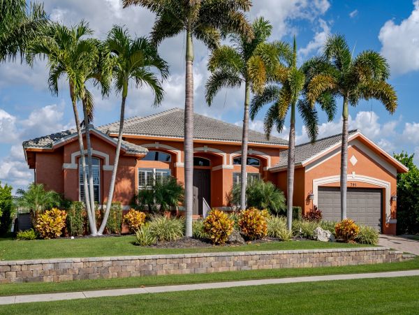 Spacious Canal-Front Home - Your Perfect Island Getaway