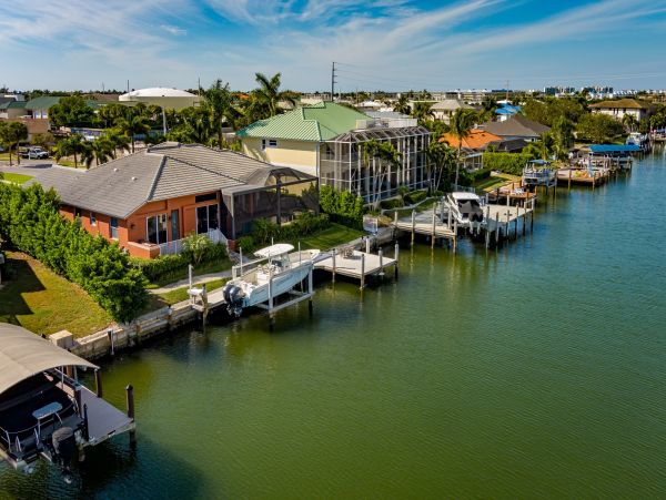 Spacious Canal-Front Home - Your Perfect Island Getaway