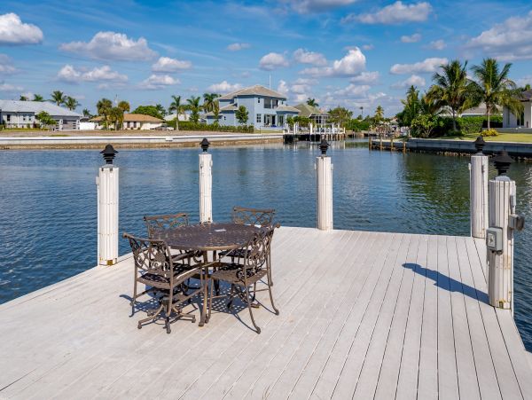 Spacious Canal-Front Home - Your Perfect Island Getaway