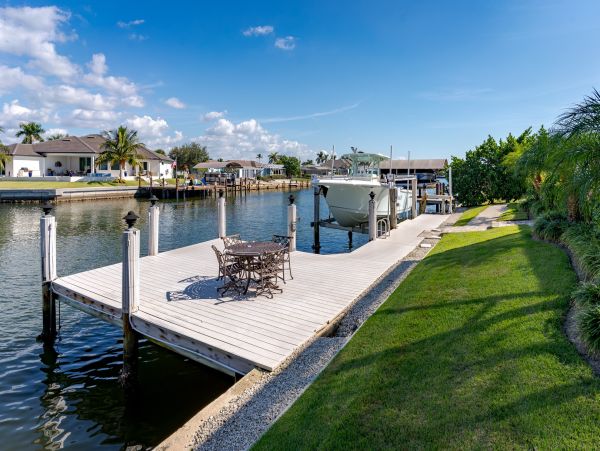 Spacious Canal-Front Home - Your Perfect Island Getaway