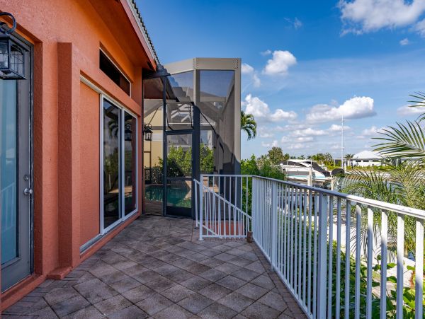Spacious Canal-Front Home - Your Perfect Island Getaway