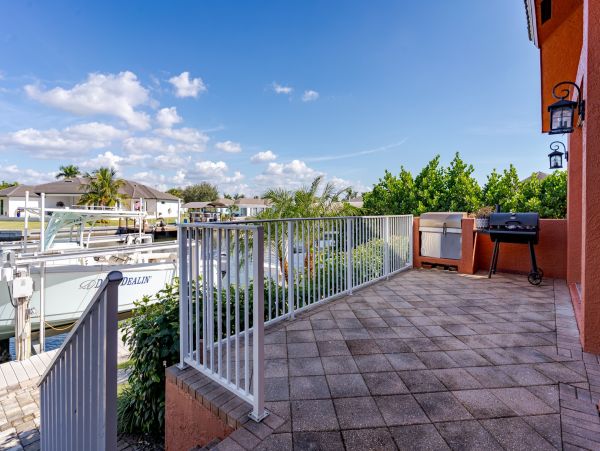 Spacious Canal-Front Home - Your Perfect Island Getaway