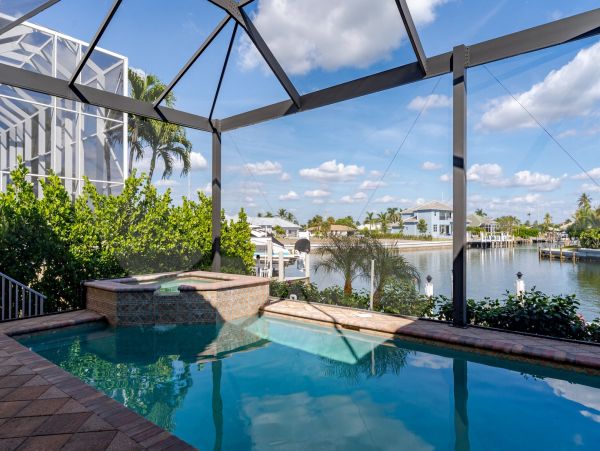 Spacious Canal-Front Home - Your Perfect Island Getaway
