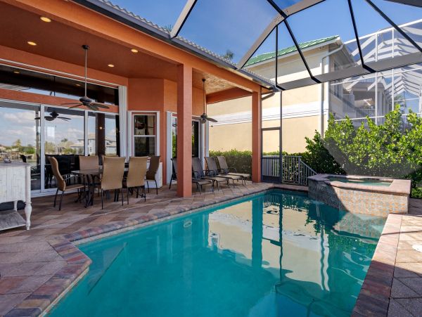 Spacious Canal-Front Home - Your Perfect Island Getaway