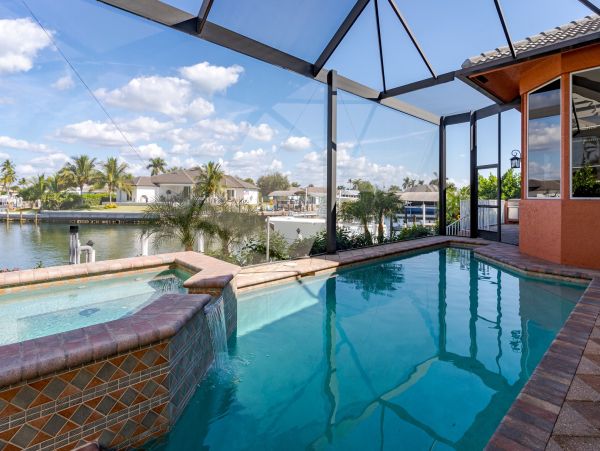 Spacious Canal-Front Home - Your Perfect Island Getaway