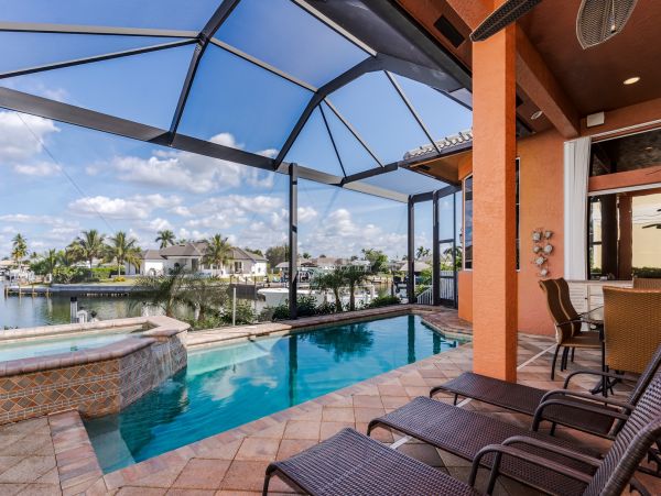 Spacious Canal-Front Home - Your Perfect Island Getaway