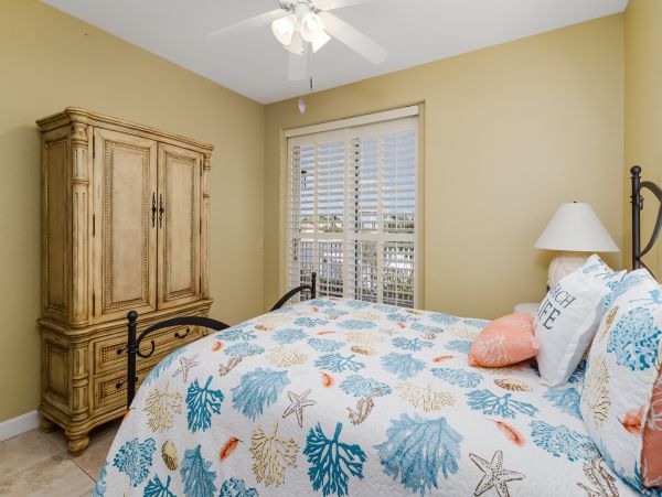 Spacious Canal-Front Home - Your Perfect Island Getaway