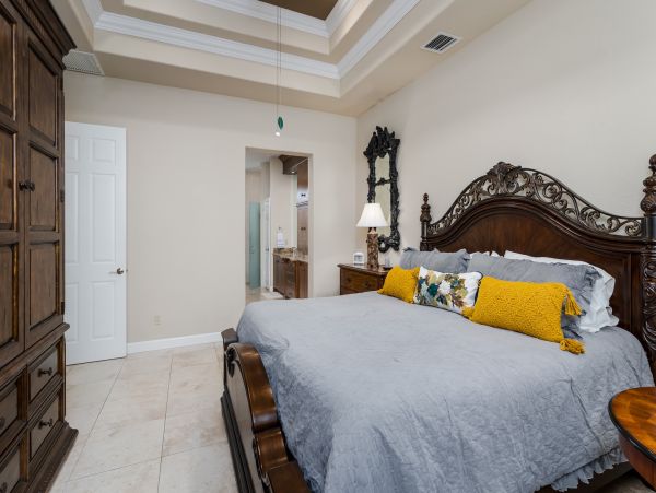 Spacious Canal-Front Home - Your Perfect Island Getaway